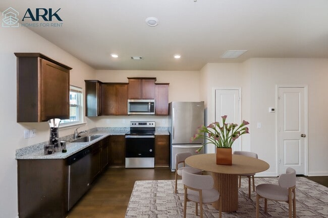 1210 Highwood Ln in East Point, GA - Foto de edificio - Building Photo