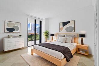 520 Brickell Key Dr, Unit 705 in Miami, FL - Foto de edificio - Building Photo