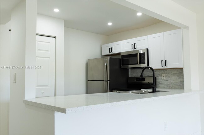 10411 N Kendall Dr in Miami, FL - Foto de edificio - Building Photo