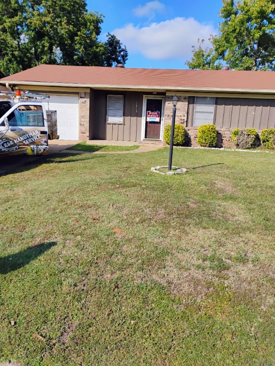 1015 Louise Ln in Wake Village, TX - Building Photo