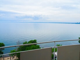 Lakeshore Towers in Burlington, ON - Building Photo
