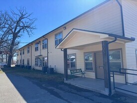 2905 Clarksville St, Unit 109 in Paris, TX - Building Photo