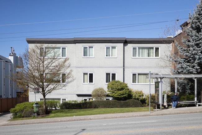 2625 Lonsdale Av in North Vancouver, BC - Building Photo - Building Photo