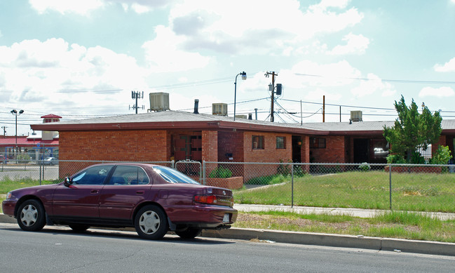 2720 Pershing Dr in El Paso, TX - Foto de edificio - Building Photo