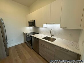 1079 Commonwealth Ave, Unit 413 in Boston, MA - Building Photo - Building Photo