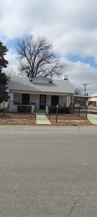 220 Ave C in Del Rio, TX - Foto de edificio