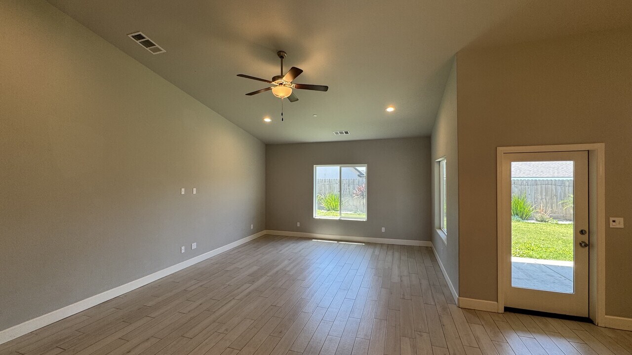 1825 W Date Ave in Porterville, CA - Building Photo
