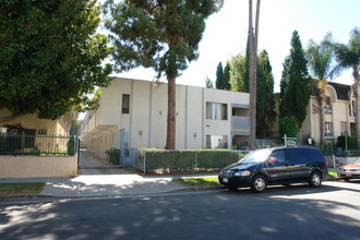 4346 Ventura Canyon Ave in Sherman Oaks, CA - Building Photo - Building Photo