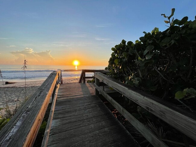 1282 Jimmy Buffett Mem Hwy in Satellite Beach, FL - Building Photo - Building Photo