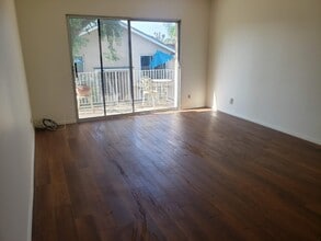 4475 Dale Ave, Unit 211 in La Mesa, CA - Building Photo - Building Photo