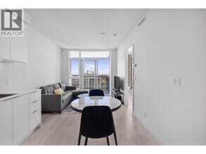 537 Cottonwood Ave in Coquitlam, BC - Building Photo - Building Photo