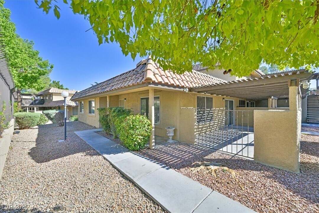 1802 Plum Ct in Henderson, NV - Building Photo