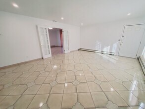 47 Dora St, Unit 3 in Stamford, CT - Building Photo - Building Photo