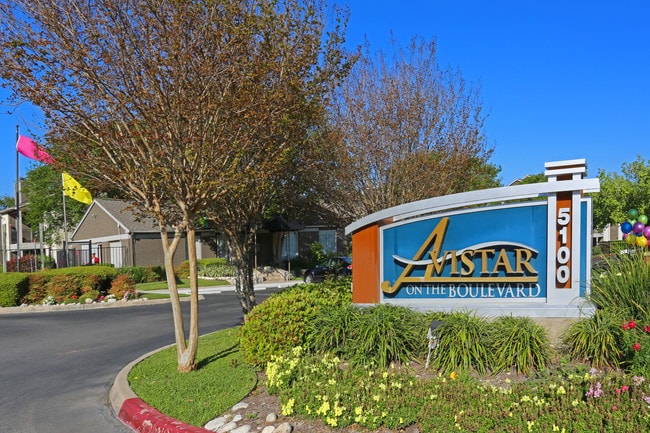 Avistar On The Blvd in San Antonio, TX - Building Photo - Building Photo