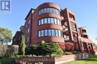 959 N River Rd in Ottawa, ON - Building Photo