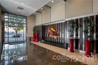 333 E Trade St in Charlotte, NC - Building Photo - Building Photo