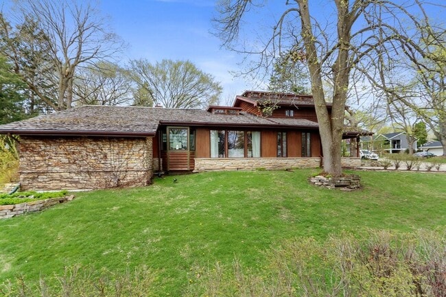 222 Ridge Rd in Lake Geneva, WI - Building Photo - Building Photo