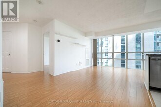30 Grand Trunk Crescent in Toronto, ON - Building Photo - Building Photo