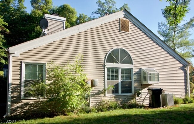 395 Terrace Ln in Bedminster, NJ - Building Photo - Building Photo