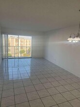 8700 N Sherman Cir in Miramar, FL - Foto de edificio - Building Photo