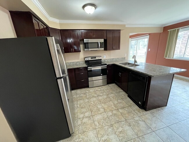27935 E Larkmoor in Southfield, MI - Building Photo - Building Photo
