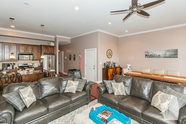 1357 W Grand Ave, Unit 4 in Chicago, IL - Building Photo - Building Photo