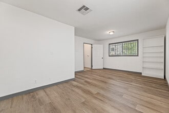 1540 S Fairfax Ave in Los Angeles, CA - Foto de edificio - Building Photo