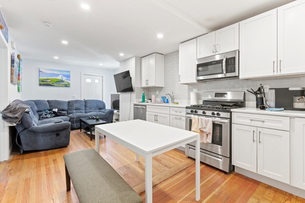 651 E 7th St, Unit 2 in Boston, MA - Foto de edificio