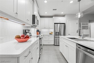 2560 Seychelles Dr in Naples, FL - Foto de edificio - Building Photo