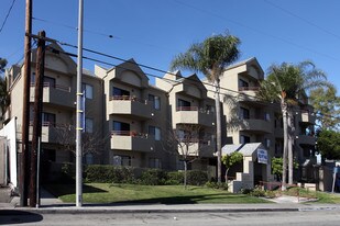 Decro Long Beach in Long Beach, CA - Building Photo