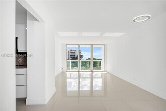 100 Bayview Dr in Sunny Isles Beach, FL - Building Photo - Building Photo