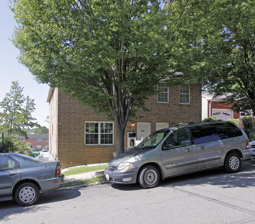 100 Parkinson Ave in Staten Island, NY - Building Photo