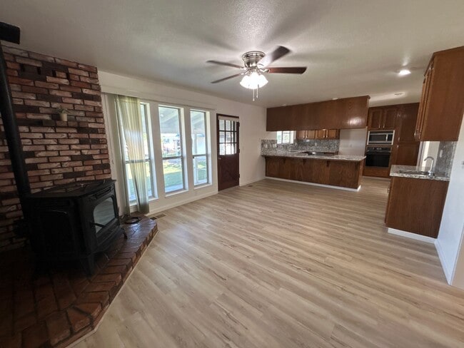 10680 Cleveland Ave in Oakdale, CA - Building Photo - Building Photo