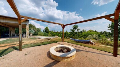 8261 Nemec Ln in Bryan, TX - Foto de edificio - Building Photo