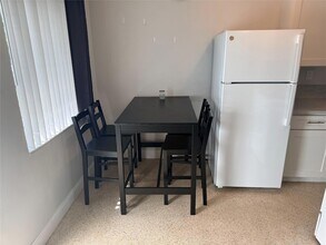 2431 NE 18th St, Unit 2 in Pompano Beach, FL - Foto de edificio - Building Photo