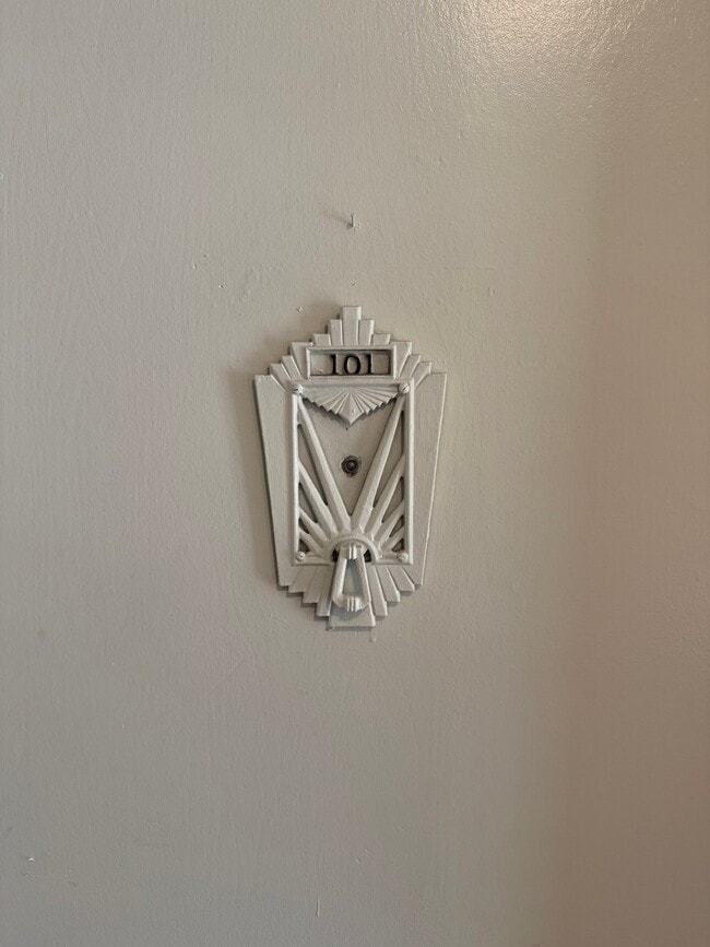 628 E Elk Ave, Unit 101 in Glendale, CA - Building Photo - Building Photo