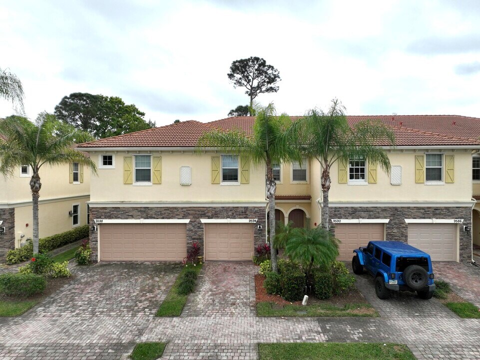 9594 SW Purple Martin Way in Stuart, FL - Building Photo