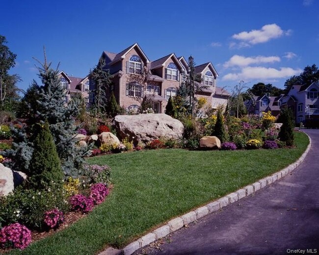 62 Pinnacle Dr in Port Jefferson, NY - Building Photo - Building Photo