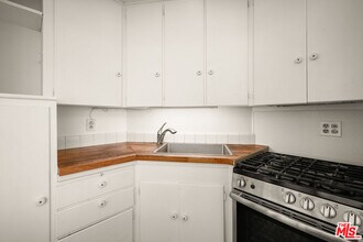 7557 Jalmia Way in Los Angeles, CA - Building Photo - Building Photo
