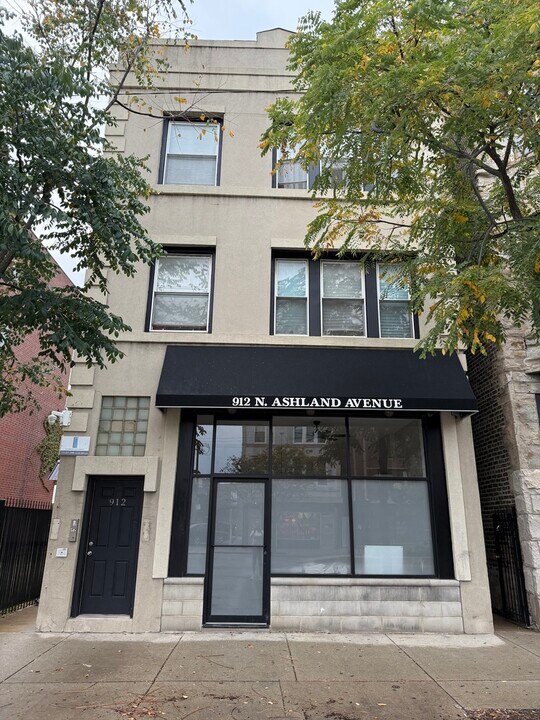 912 N Ashland Ave in Chicago, IL - Foto de edificio