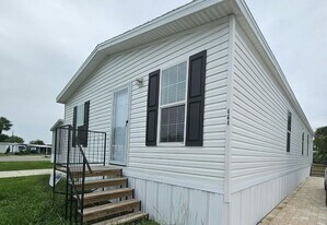 464 Suwanee Dr in North Fort Myers, FL - Building Photo