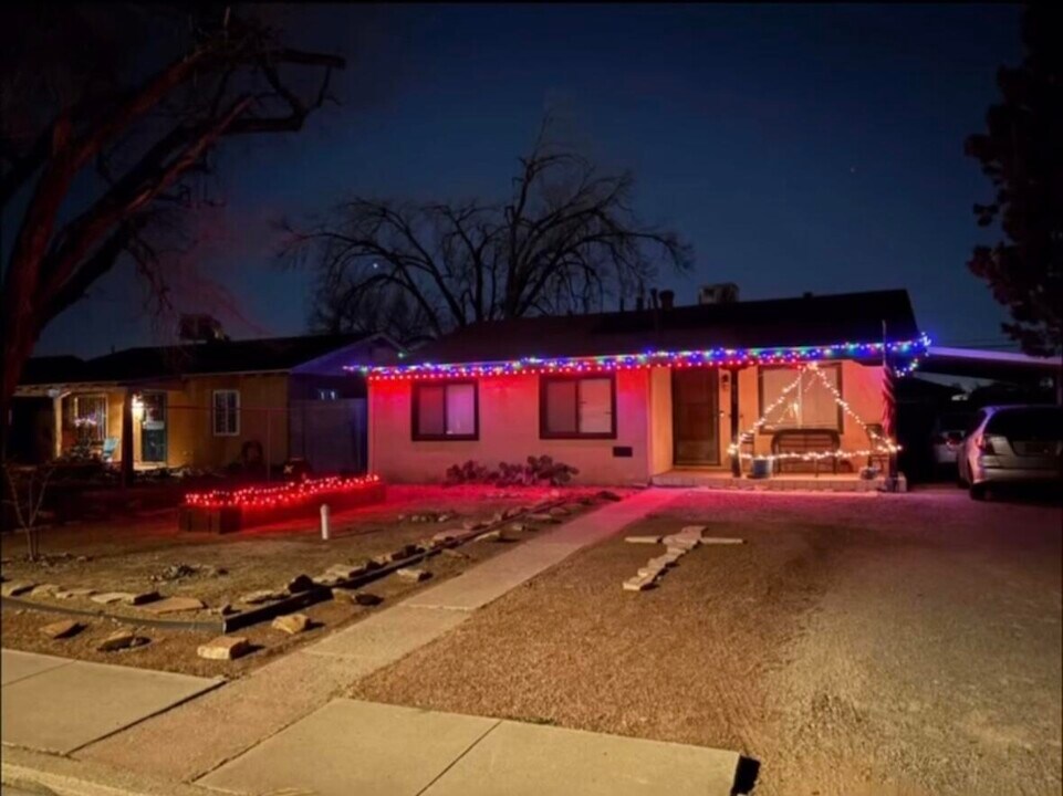 825 Palomas Dr SE in Albuquerque, NM - Building Photo
