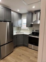 3 Railroad Ave in Babylon, NY - Building Photo