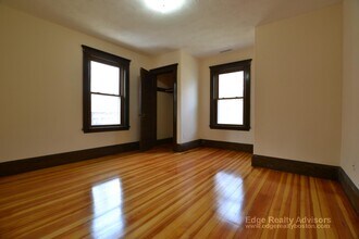 15 Justin Rd, Unit 1 in Boston, MA - Foto de edificio - Building Photo
