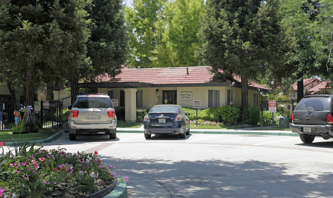 Oakcrest Apartments in Fontana, CA - Building Photo - Building Photo