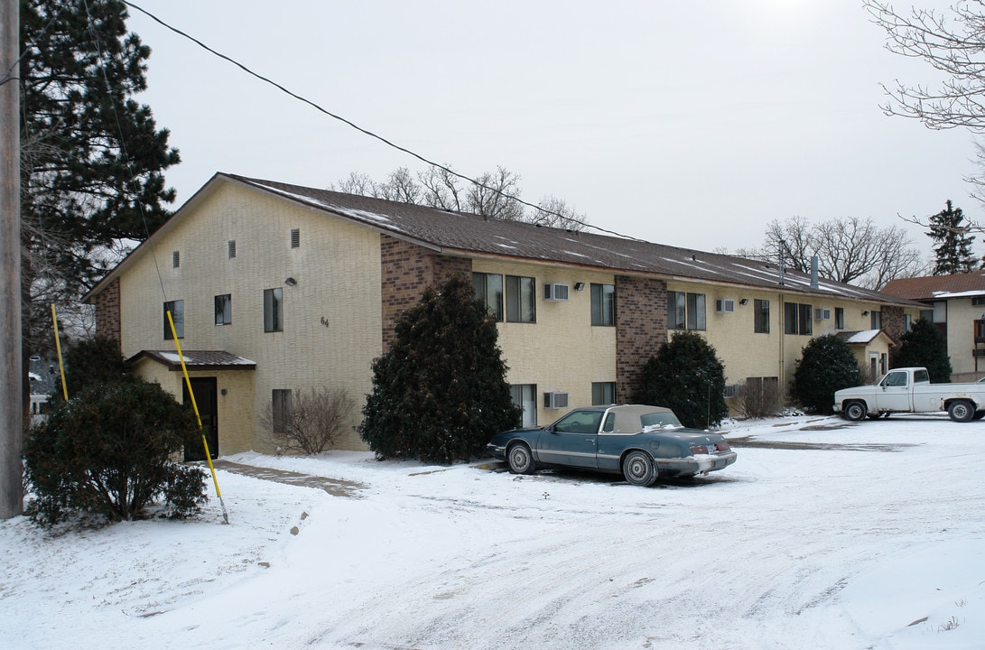 64 Maple Ln in Anoka, MN - Foto de edificio