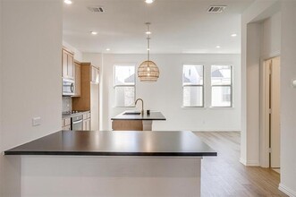 7549 Laburnam Rd in Dallas, TX - Building Photo - Building Photo