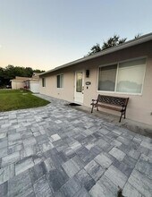 1082 SW Bellevue Ave in Port St. Lucie, FL - Foto de edificio - Building Photo