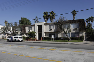 6310 Hazeltine Ave in Van Nuys, CA - Building Photo - Building Photo