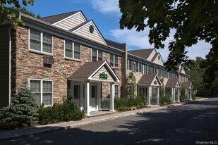 184 Hallock Rd in Lake Grove, NY - Building Photo